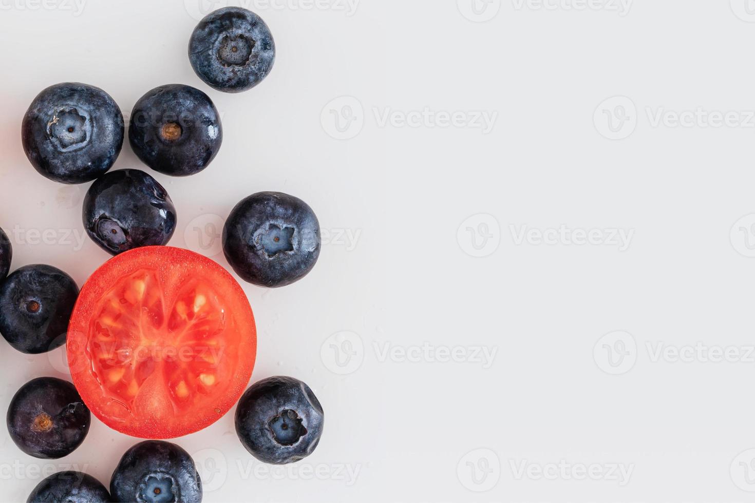 Fondo de arándanos y tomate, fondo de alimentos, fondo de frutas y verduras con espacio para copiar texto, ingredientes de alimentos frescos para cocinar, vista superior con espacio de copia, banner publicitario de alimentos foto