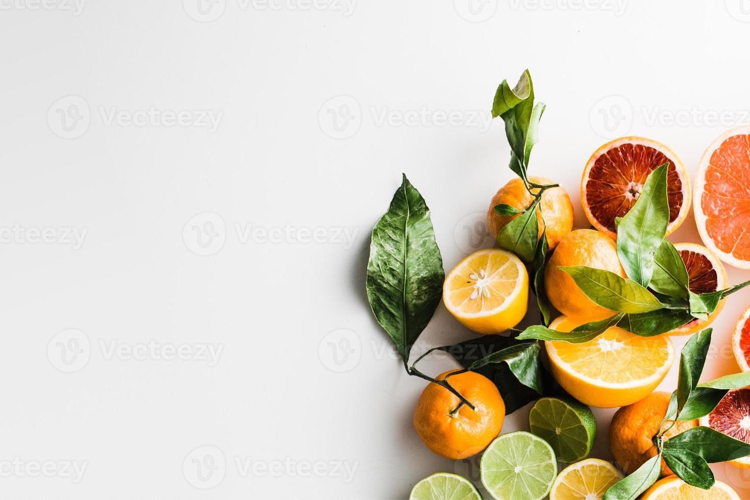 Fondo de cal, fondo de alimentos, fondo de frutas y verduras con espacio para copiar texto, ingredientes de alimentos frescos para cocinar, vista superior con espacio de copia, banner publicitario de alimentos foto