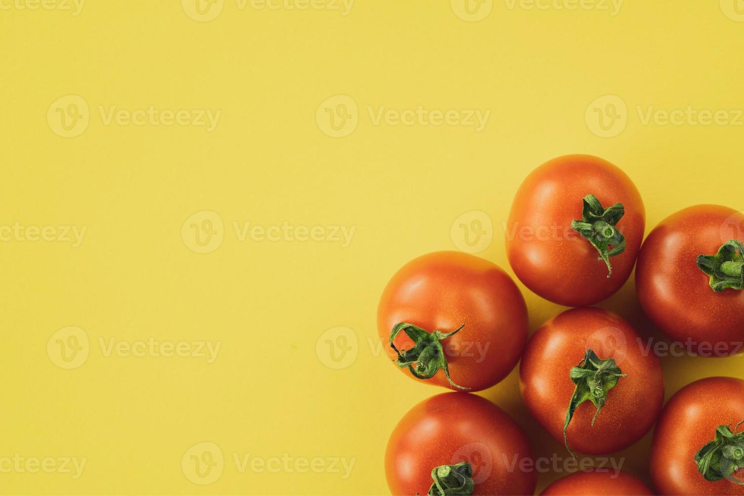 Fondo de tomate, fondo de alimentos, fondo de frutas y verduras con espacio para copiar texto, ingredientes de alimentos frescos para cocinar, vista superior con espacio de copia, banner publicitario de alimentos foto