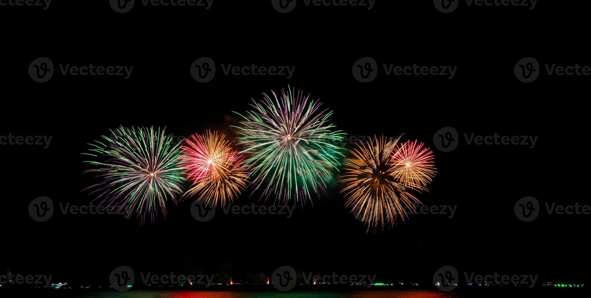 Fuegos artificiales en el mar en la noche para la celebración del año nuevo. foto