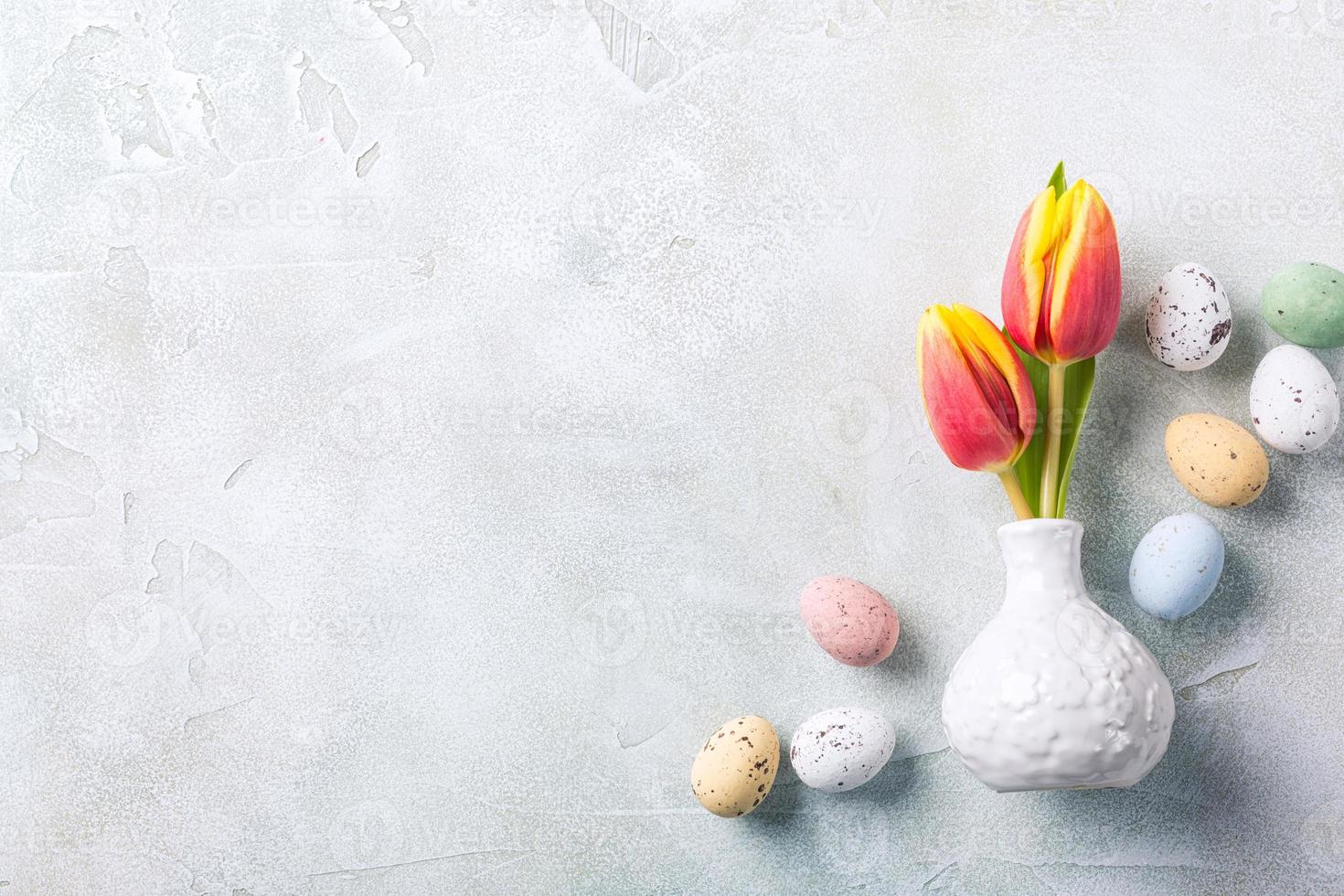 composición de pascua con tulipanes de primavera foto