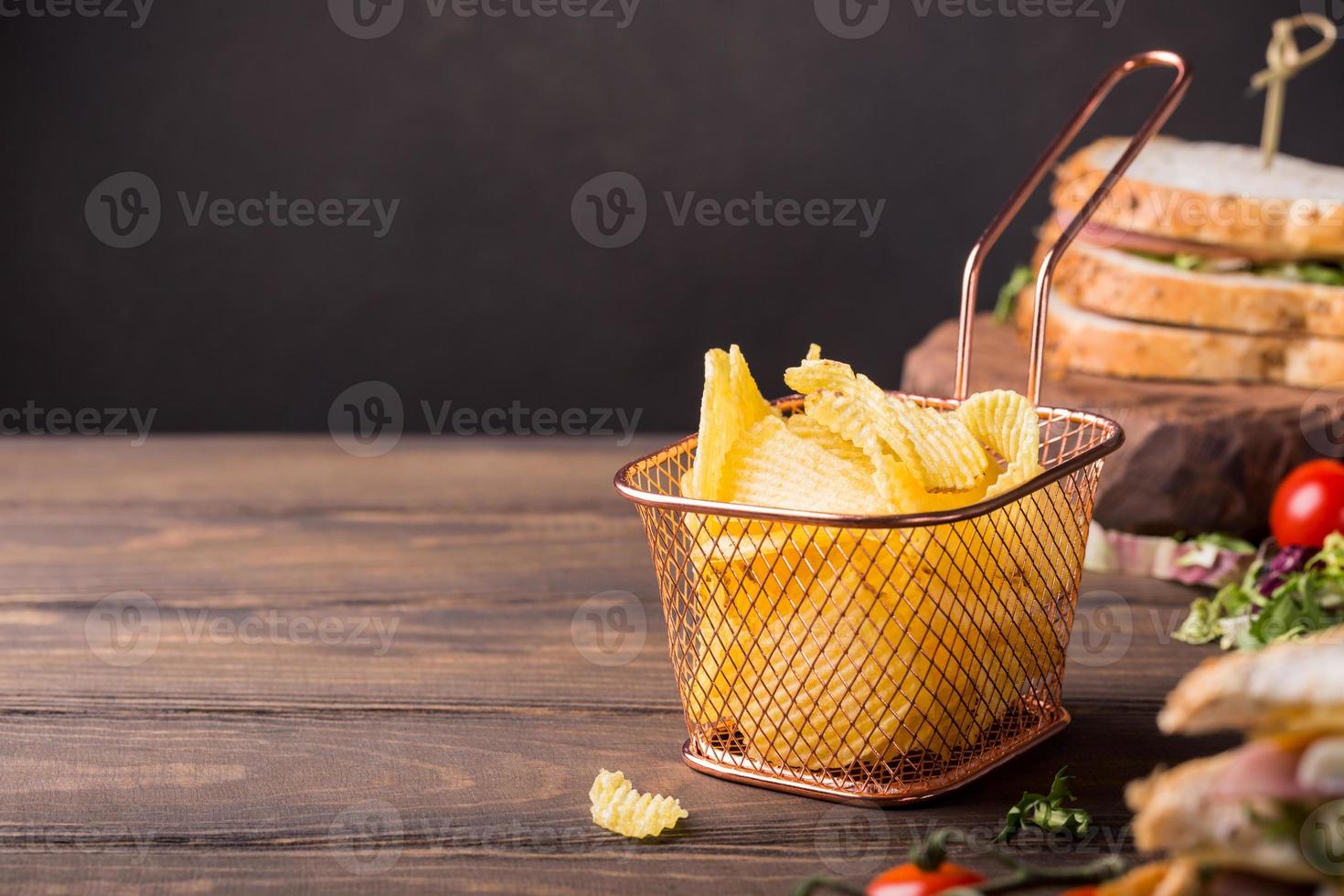 Patatas fritas crujientes en canasta de cobre foto