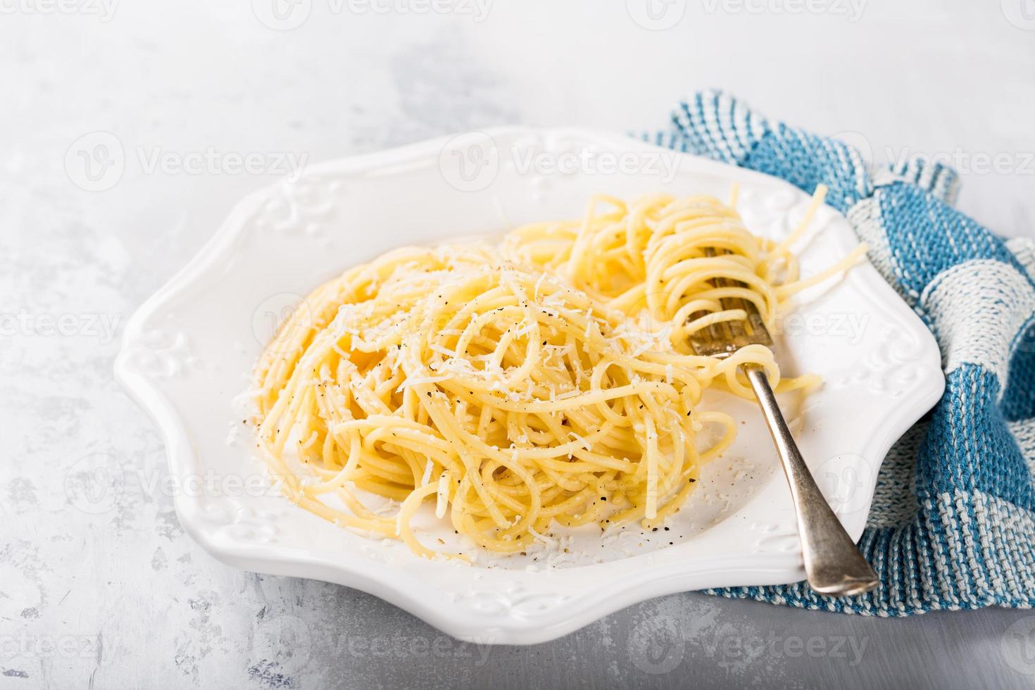 espaguetis con queso pecorino y pimienta foto