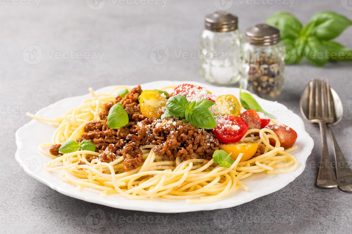 espaguetis a la boloñesa cubiertos con carne picada foto