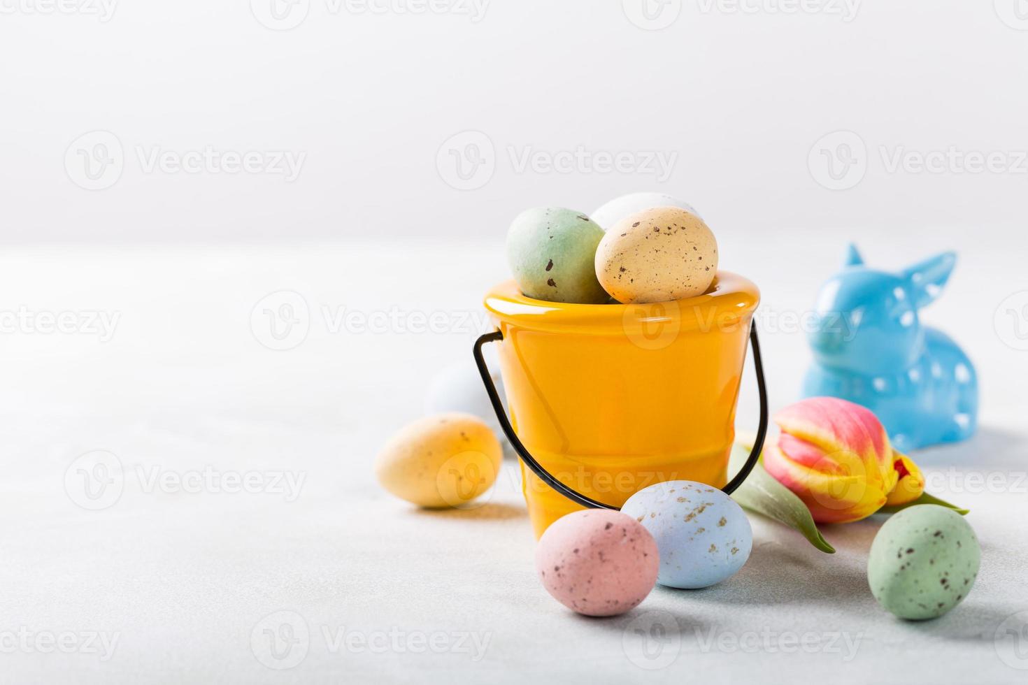 Composición de pascua con huevos de codorniz y tulipanes. foto