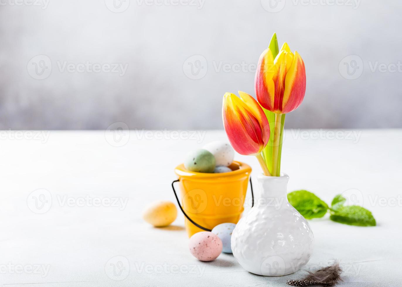 composición de pascua con tulipanes de primavera foto
