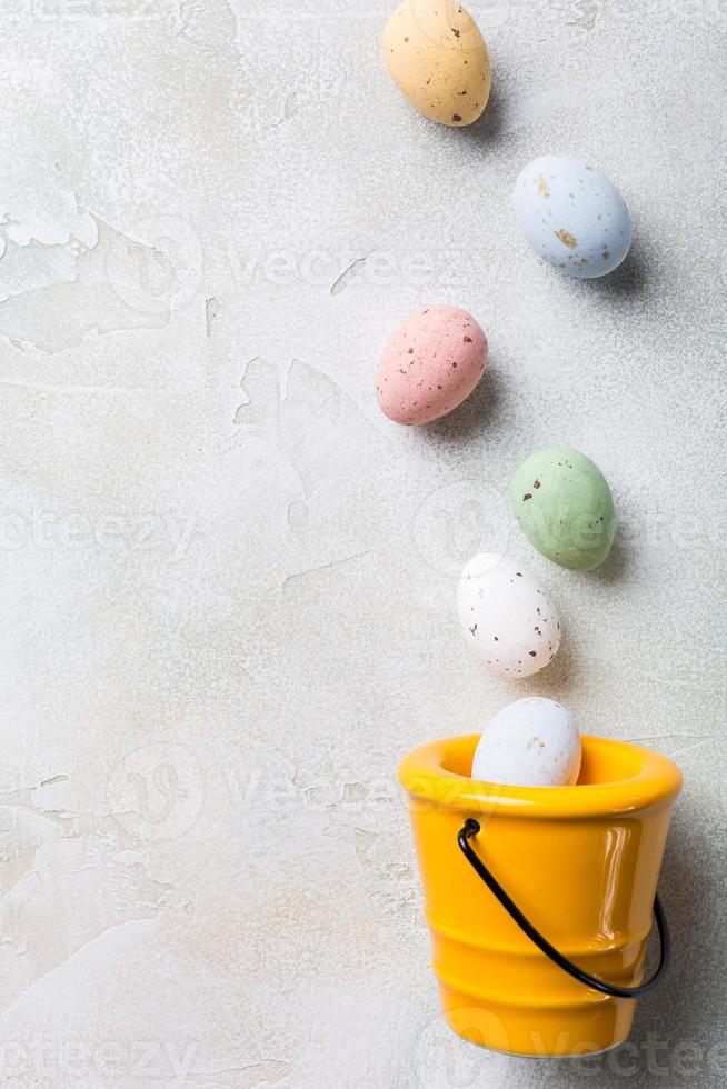 plano de pascua con balde de cerámica amarilla foto