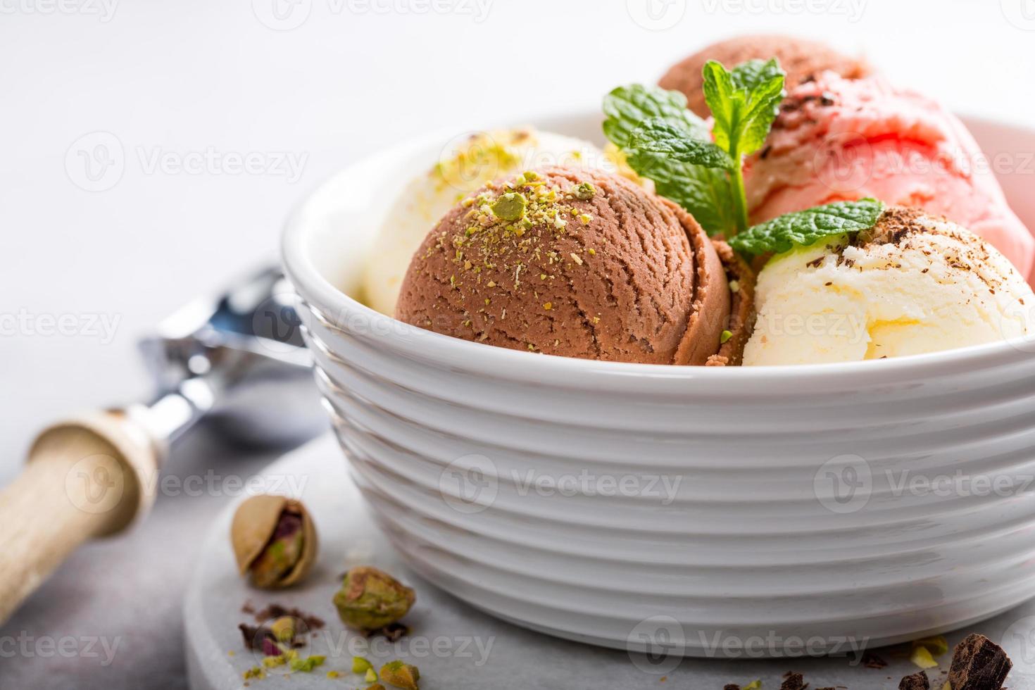 helado surtido en tazón de fuente blanco. foto