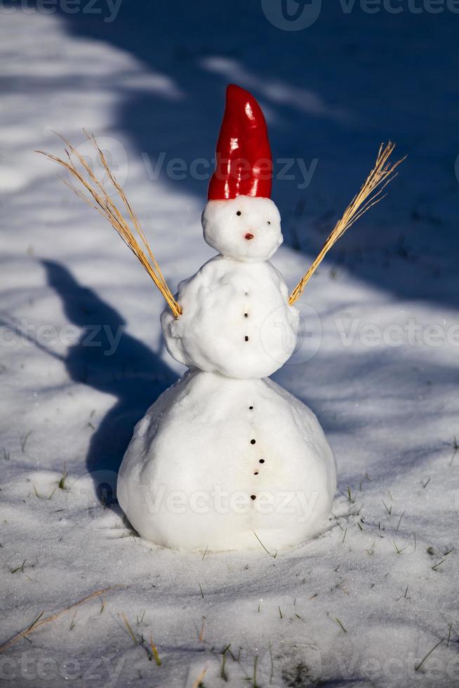 muñeco de nieve en la nieve. decoración de navidad. navidad creativa. tema de invierno y vacaciones. foto