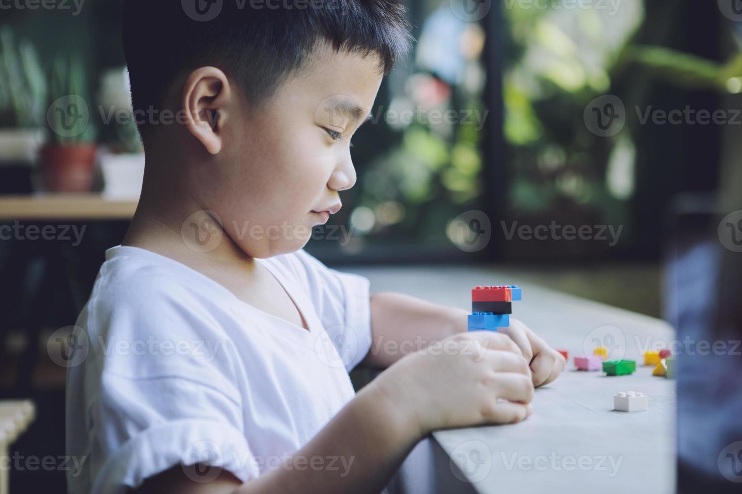 niños jugando juguetes para niños en casa sala de estar foto