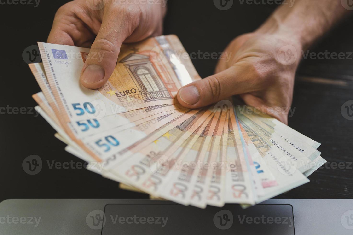 Mano de 50 euros con dinero de euros foto