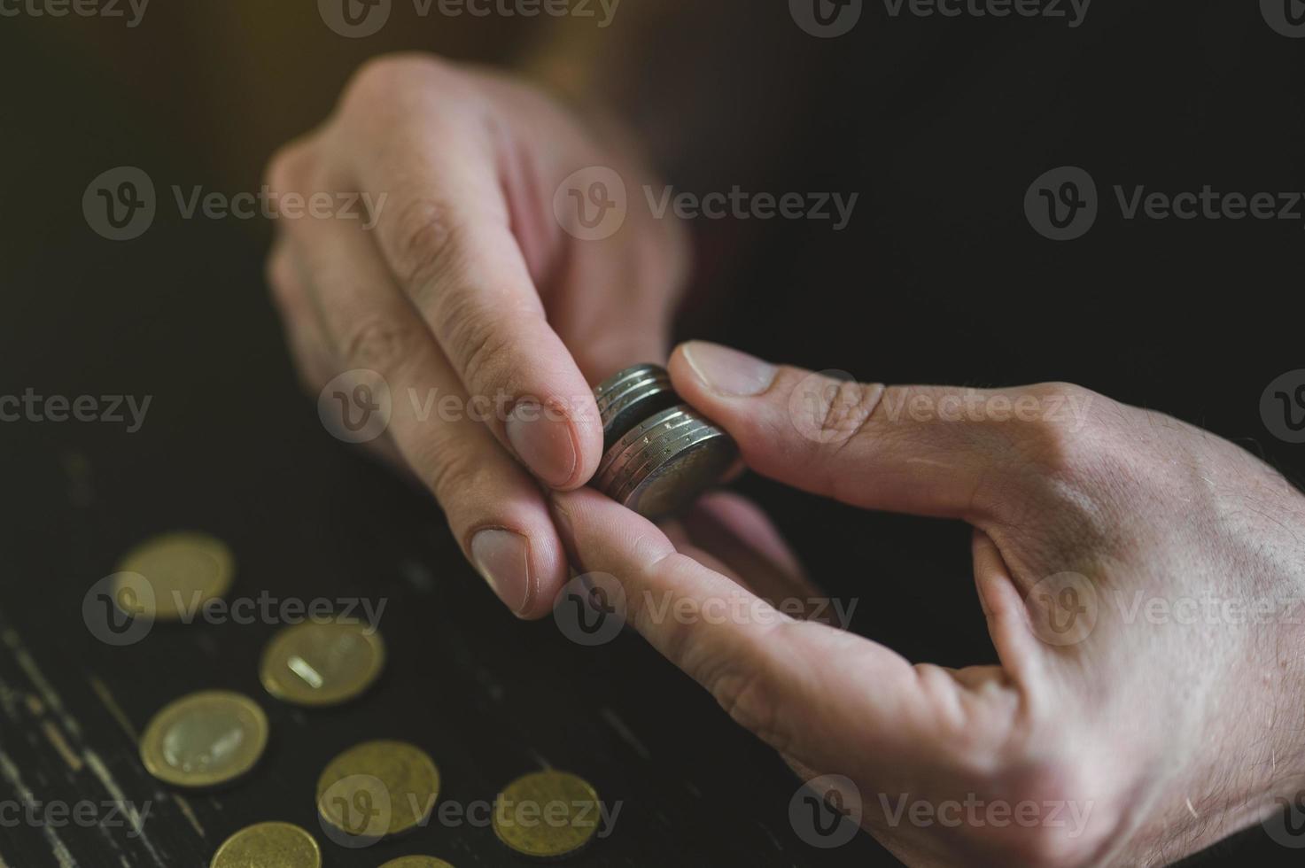 monedas de euro mano cuenta de dinero foto