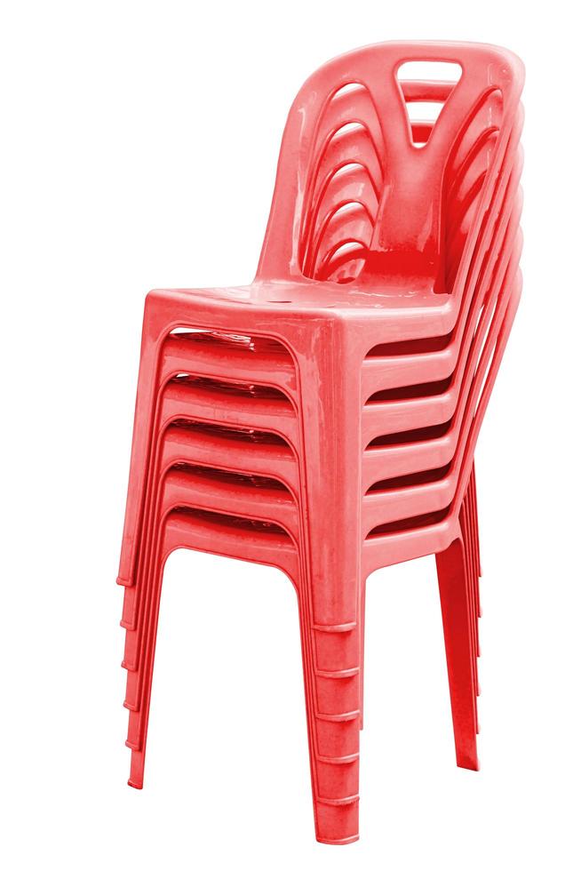 sillas de plastico rojas aisladas foto