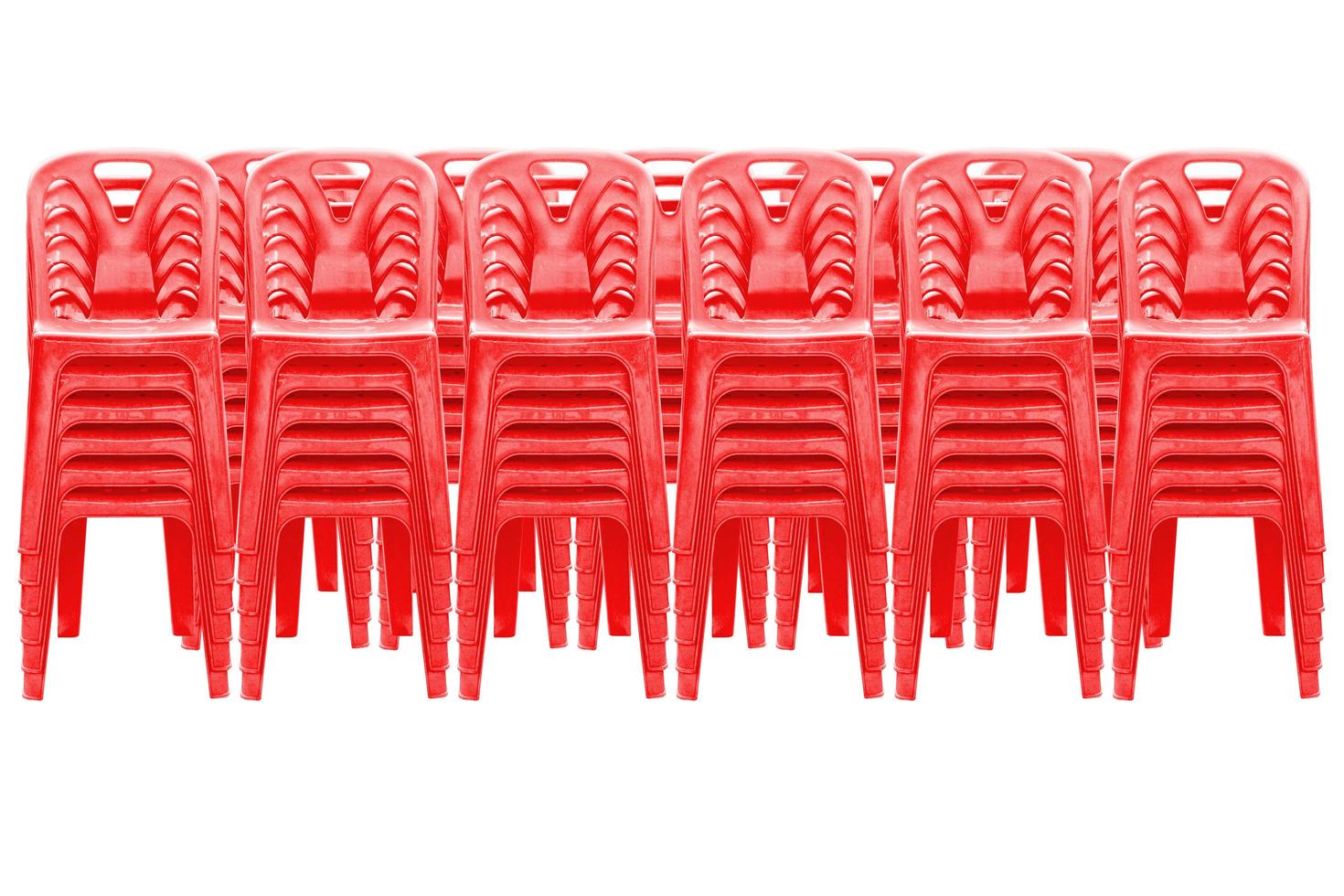 sillas de plastico rojas aisladas foto