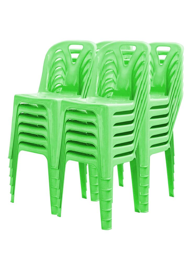 sillas de plastico verde aisladas foto