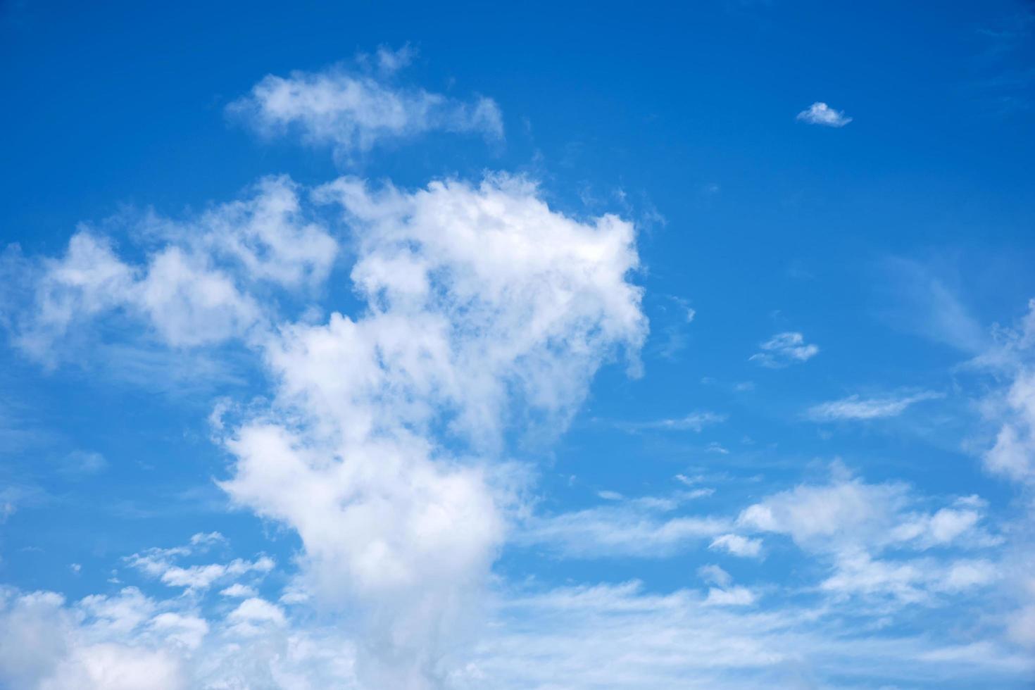 nubes con cielo azul. foto