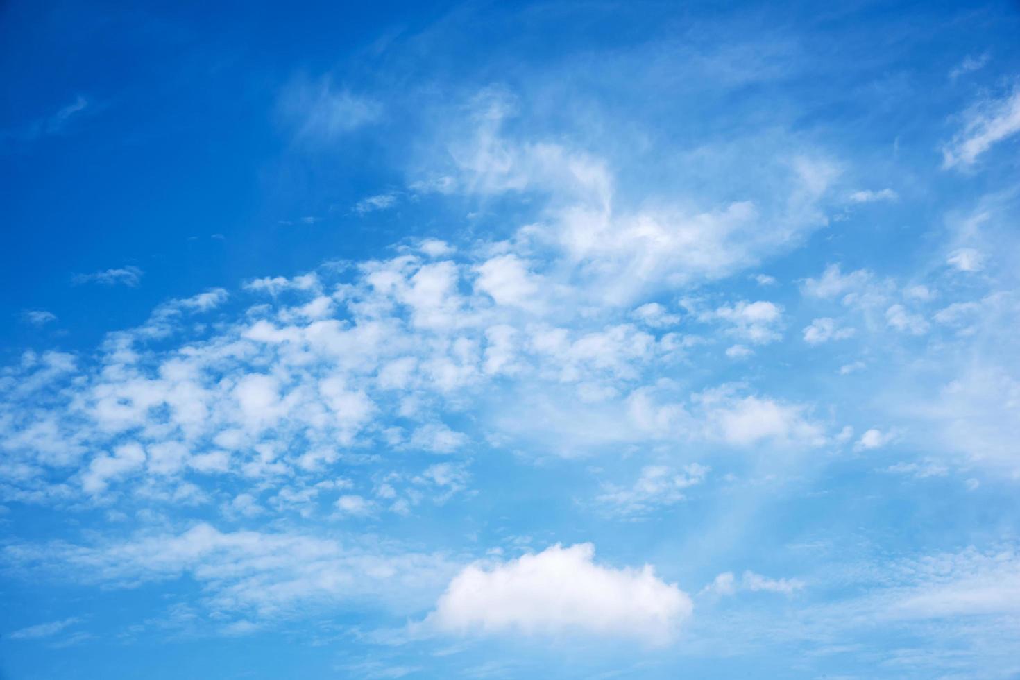 nubes con cielo azul. foto