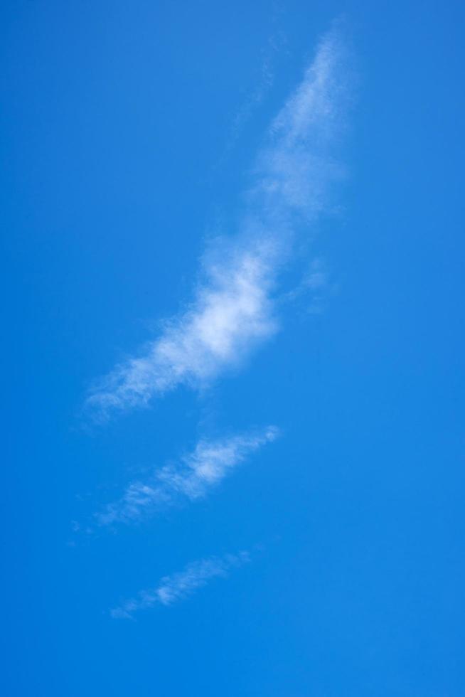 nubes con cielo azul. foto
