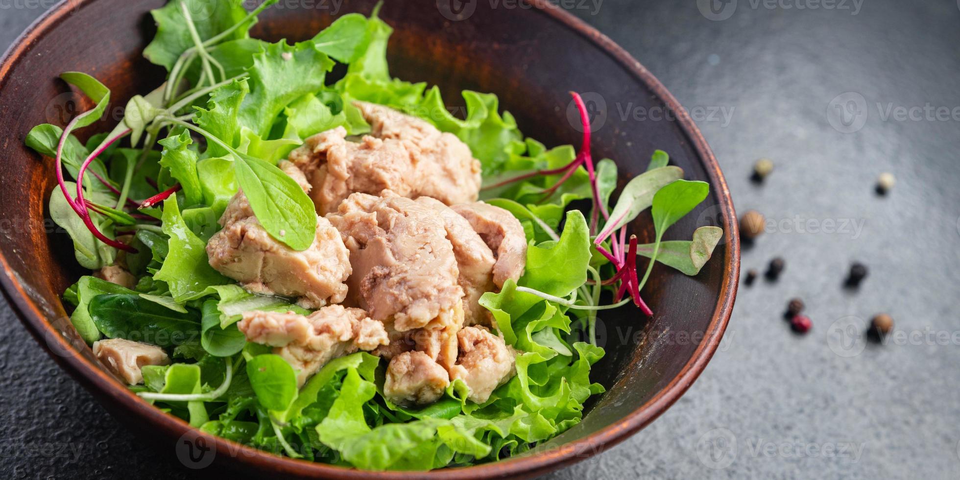 ensalada de hígado de bacalao pétalos de mezcla hojas de lechuga foto