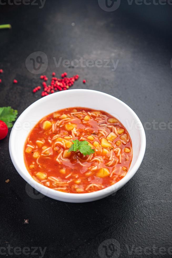 minestrone rojo tmato sopa frijoles y verduras dieta ceto o paleo foto