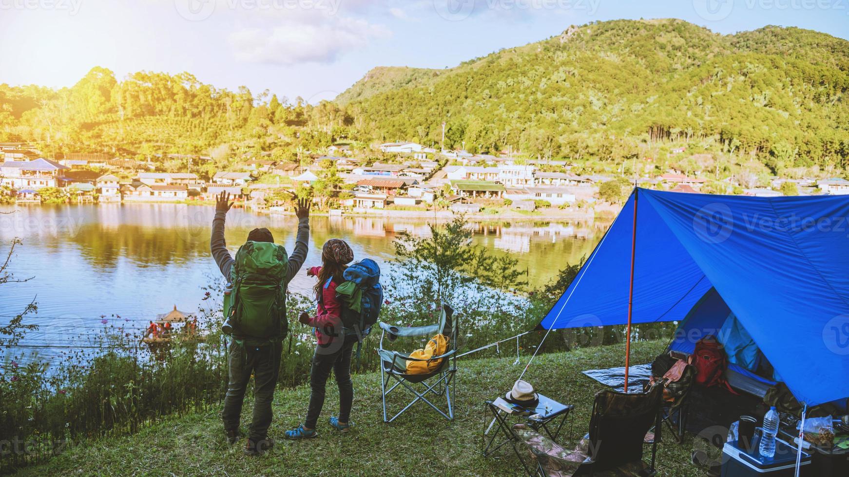 Campamentos de montaña para parejas asiáticas en pueblos rurales, cerca del lago, ideas de viaje, camping, vacaciones relajantes en Tailandia. foto