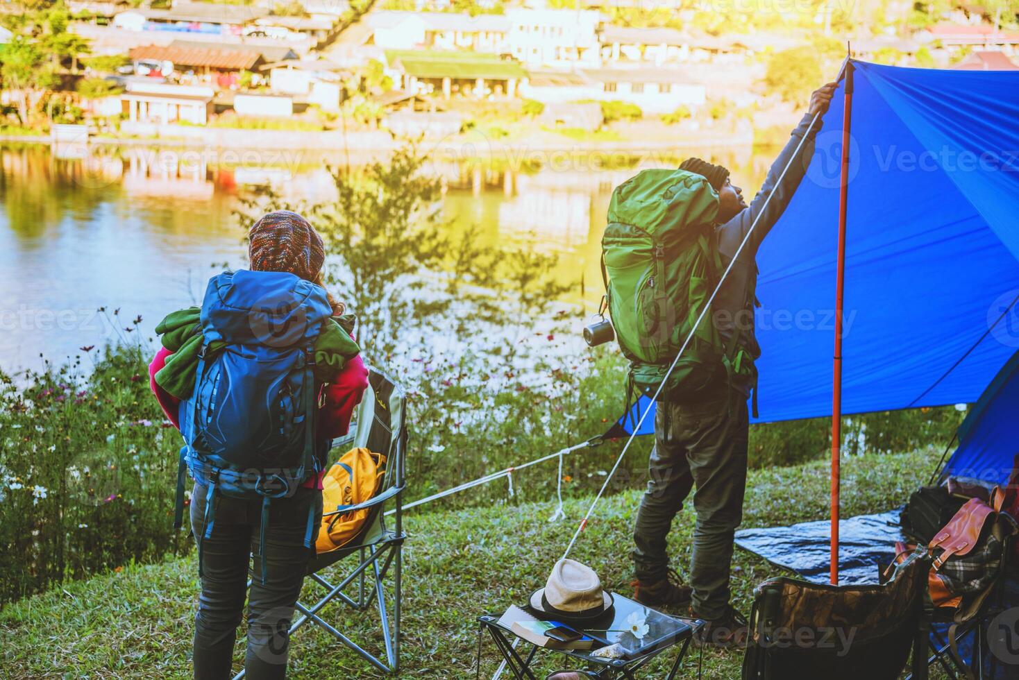 pareja disfrutando de unas vacaciones en camping en el en las montañas cerca del lago. ayuda a los campamentos la carpa 4701248 Foto de stock en Vecteezy pareja disfrutando de unas vacaciones en camping en el en las montañas cerca del lago. ayuda a los campamentos la carpa 4701248 Foto de stock en Vecteezy