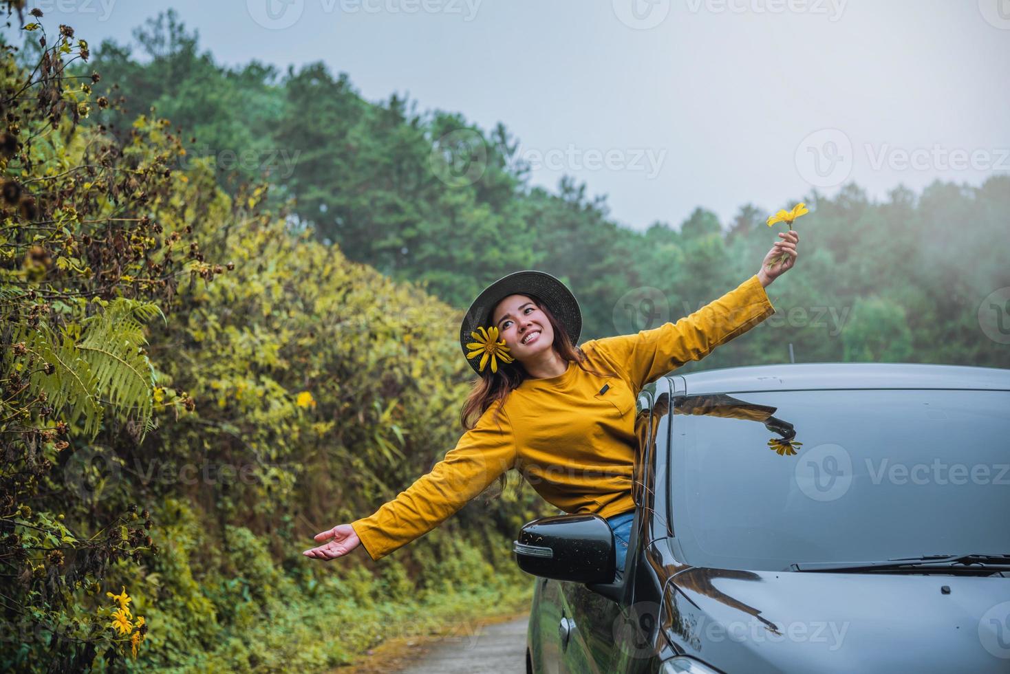 las mujeres asiáticas están de vacaciones. conduzca felizmente viajando al jardín de flores de girasol mexicano en tailandia. foto