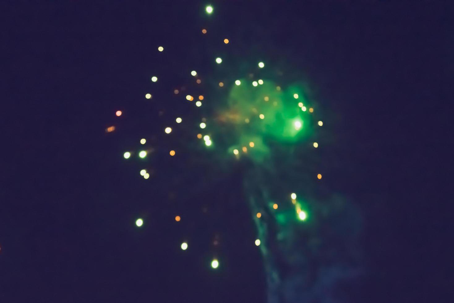 Fuegos artificiales coloridos abstractos para diseño de banners, invitaciones y tarjetas de felicitación. Fondo festivo año nuevo con ilustración de vector de fuegos artificiales. foto