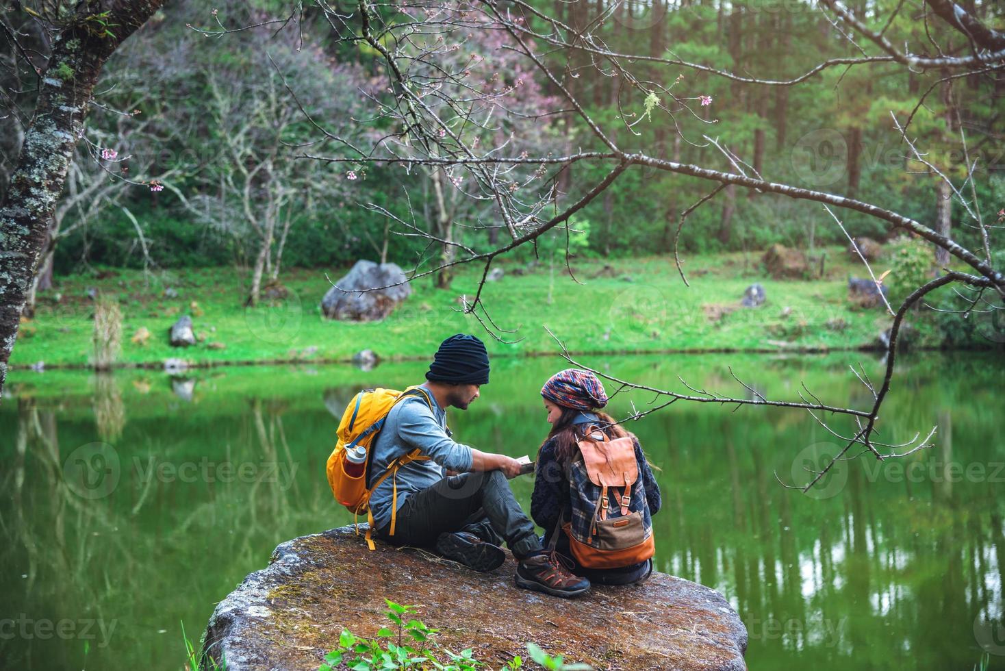 Las parejas viajan, se relajan, se sientan a ver la naturaleza en el invierno en el centro de conservación de orquídeas paphiopedilum, chiangmai foto