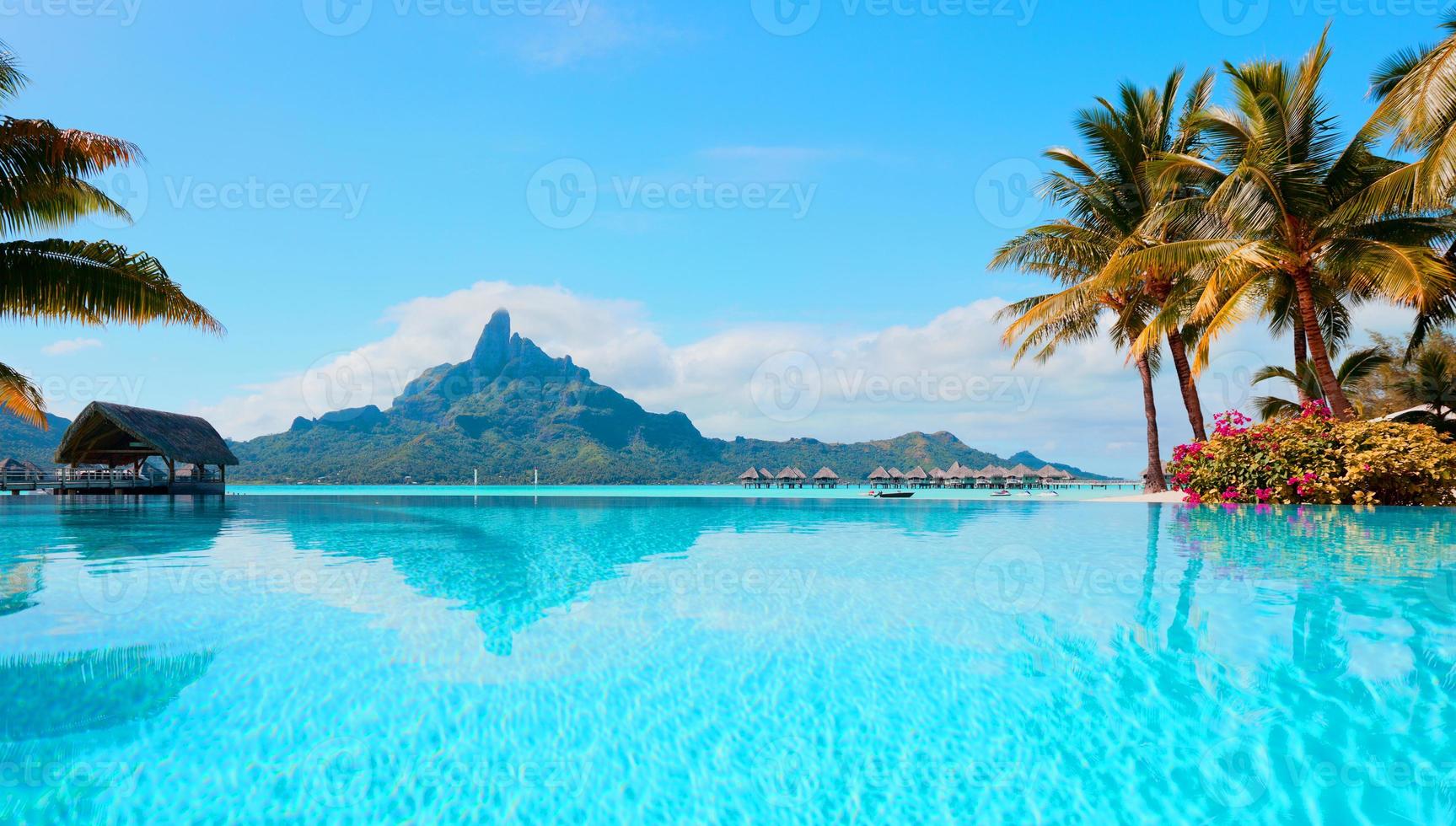 Hermosa playa paradisíaca tropical con arena blanca y palmeras de coco en el panorama del mar azul. foto