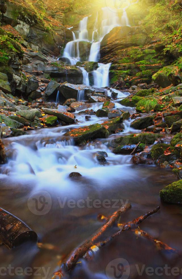 hermosa cascada panorámica hermosa profunda y negra roca verde bosque natural en la naturaleza. foto