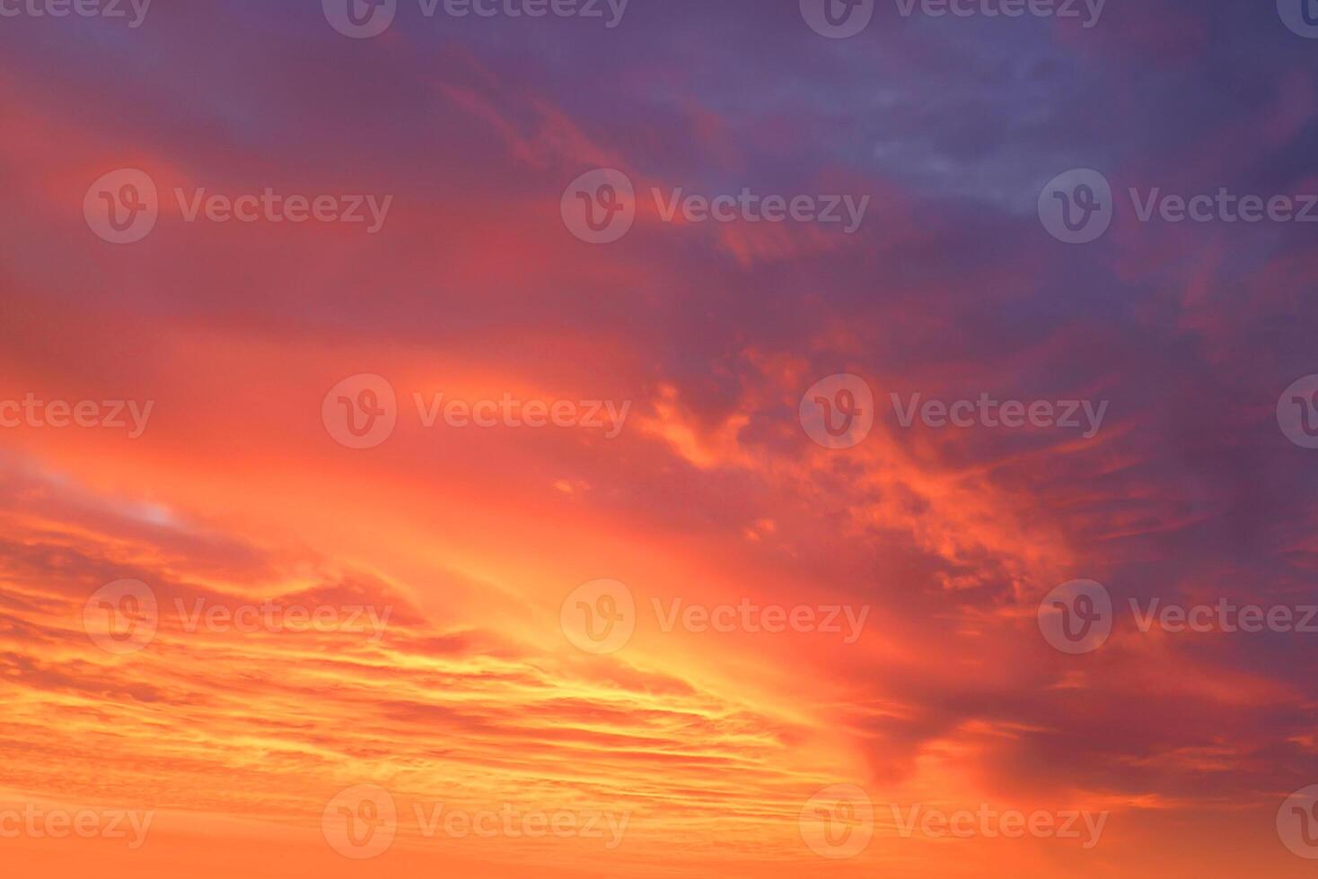 Puesta de sol y amanecer de color naranja brillante hermoso sobre nubes azul oscuro con sol naranja en una fresca mañana de primavera. foto