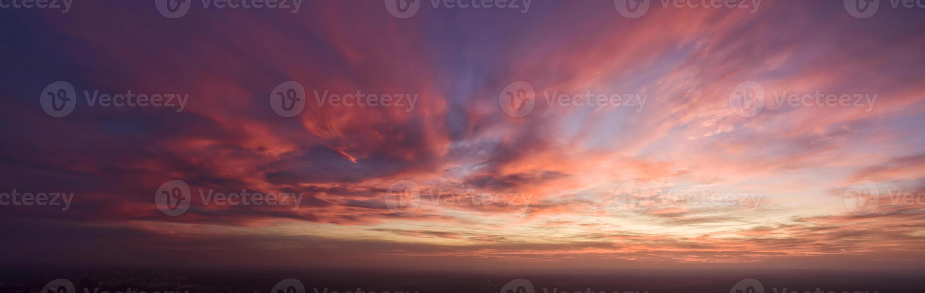 hermoso cielo anaranjado oscuro belleza de la tarde y nubes al atardecer, amanecer, los rayos del sol atraviesan las nubes. natural foto