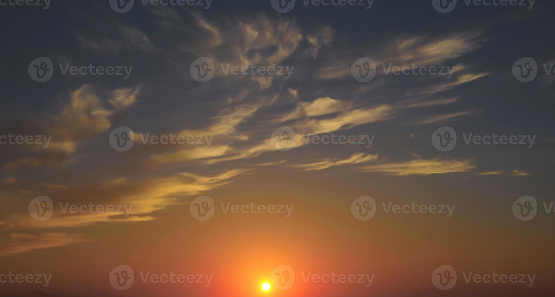 hermoso cielo naranja belleza de la tarde y nubes al atardecer, amanecer, los rayos del sol atraviesan las nubes. natural foto