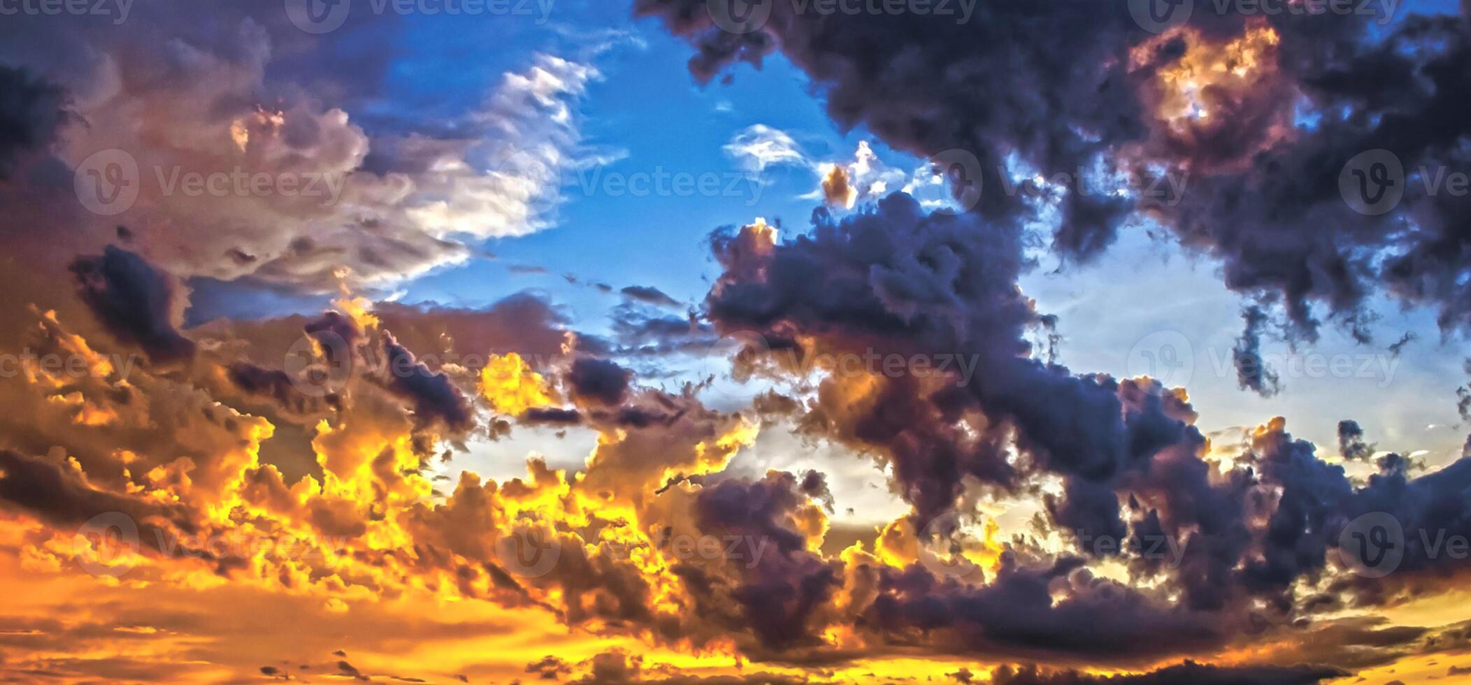 hermoso cielo belleza de la tarde y nubes al atardecer, amanecer, los rayos del sol atraviesan las nubes. natural foto