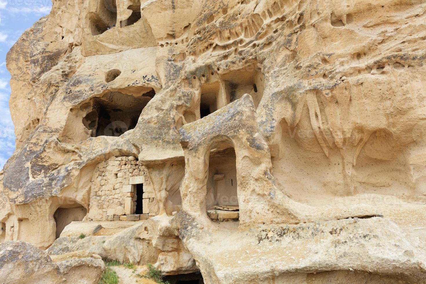 Close-up de antiguas casas cueva de piedra arenisca en los valles de Capadocia. foto