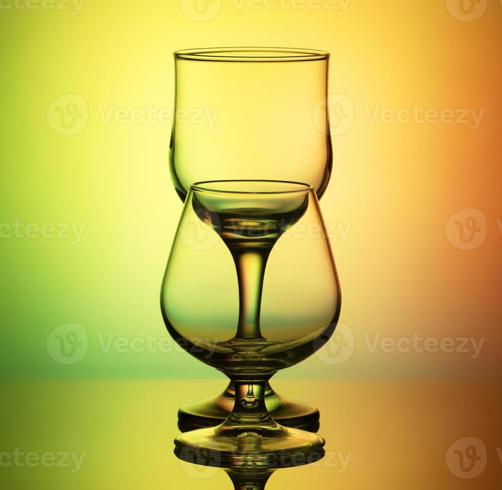 vasos vacíos sobre un fondo amarillo-verde foto