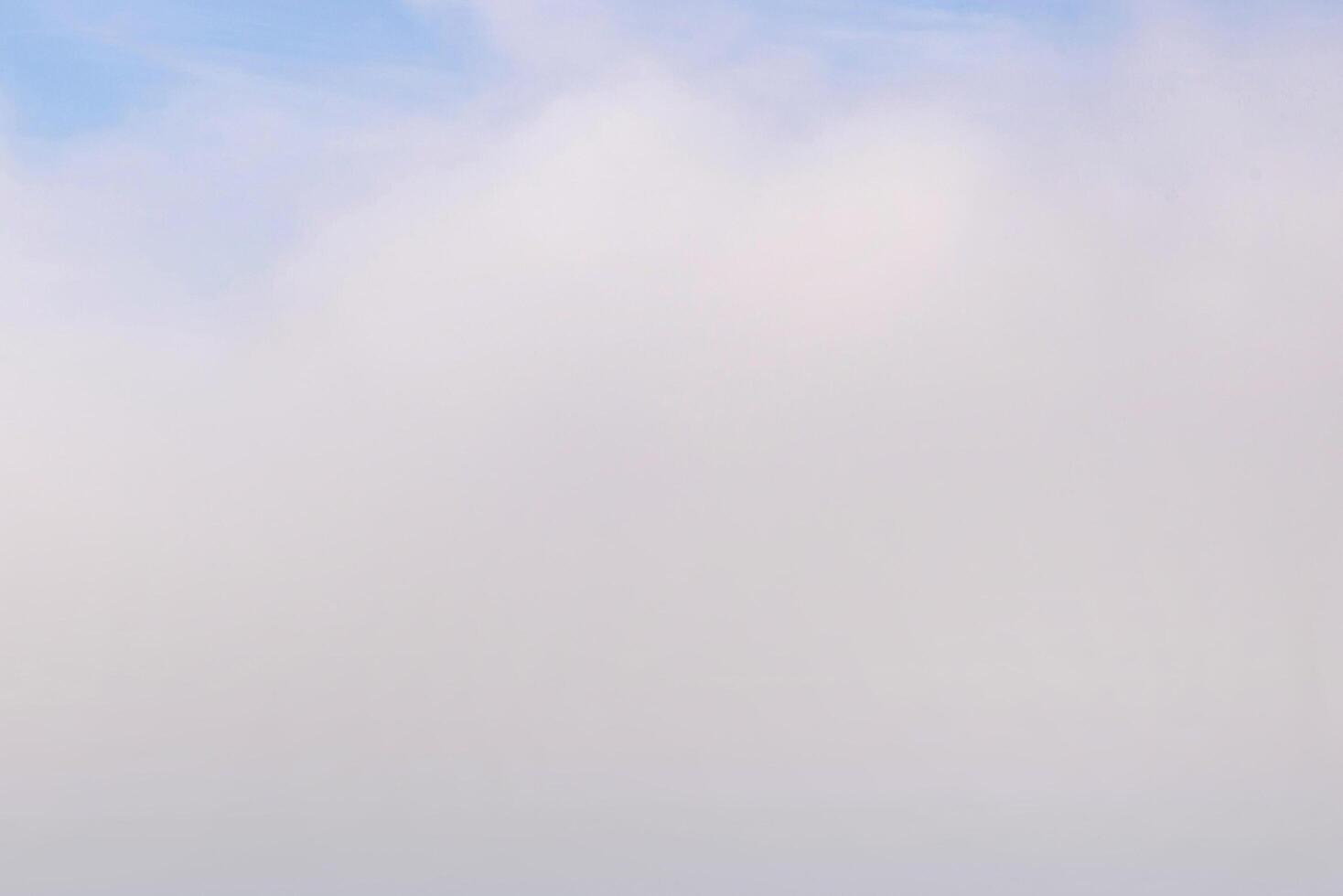 cielo blanco con nubes blancas. día de sol con cielo blanco en el fondo de la mañana foto