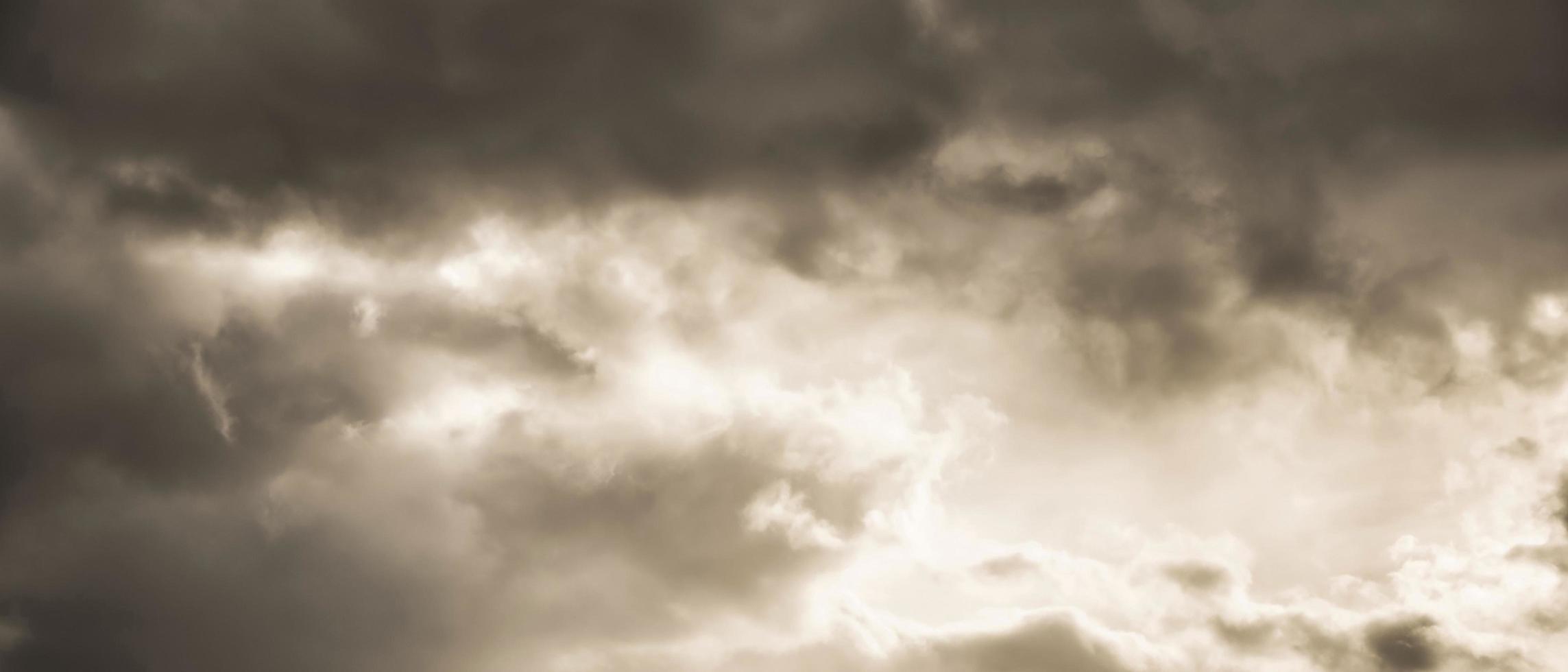 hermoso cielo gris belleza de la tarde y nubes al atardecer, amanecer, los rayos del sol atraviesan las nubes. natural foto