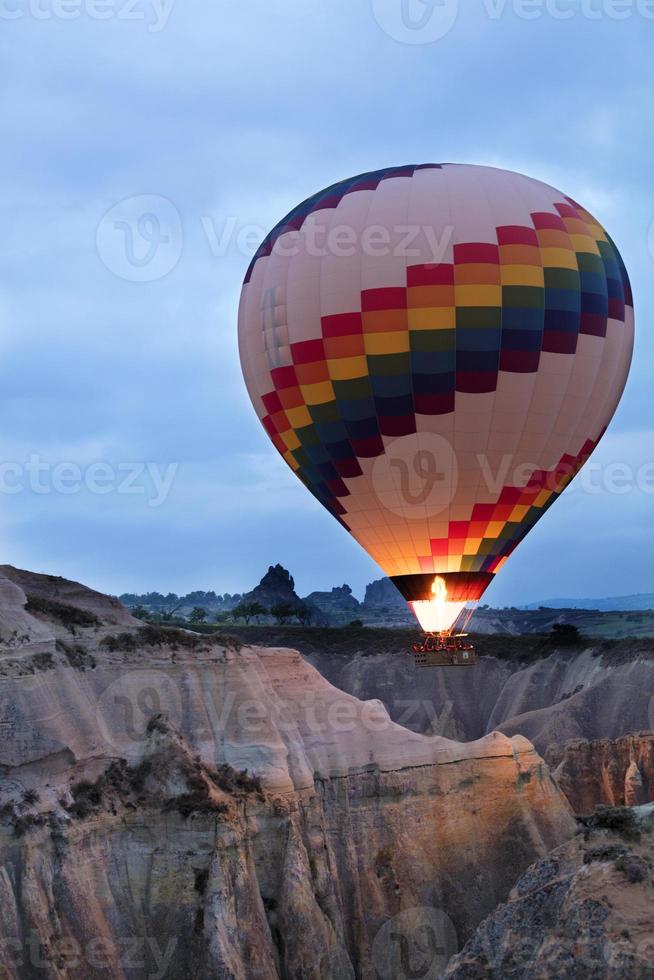 Un globo vuela sobre el valle de Capadocia. foto