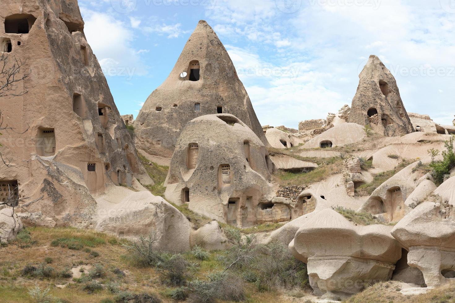 Cuevas residenciales en las montañas de Capadocia. foto