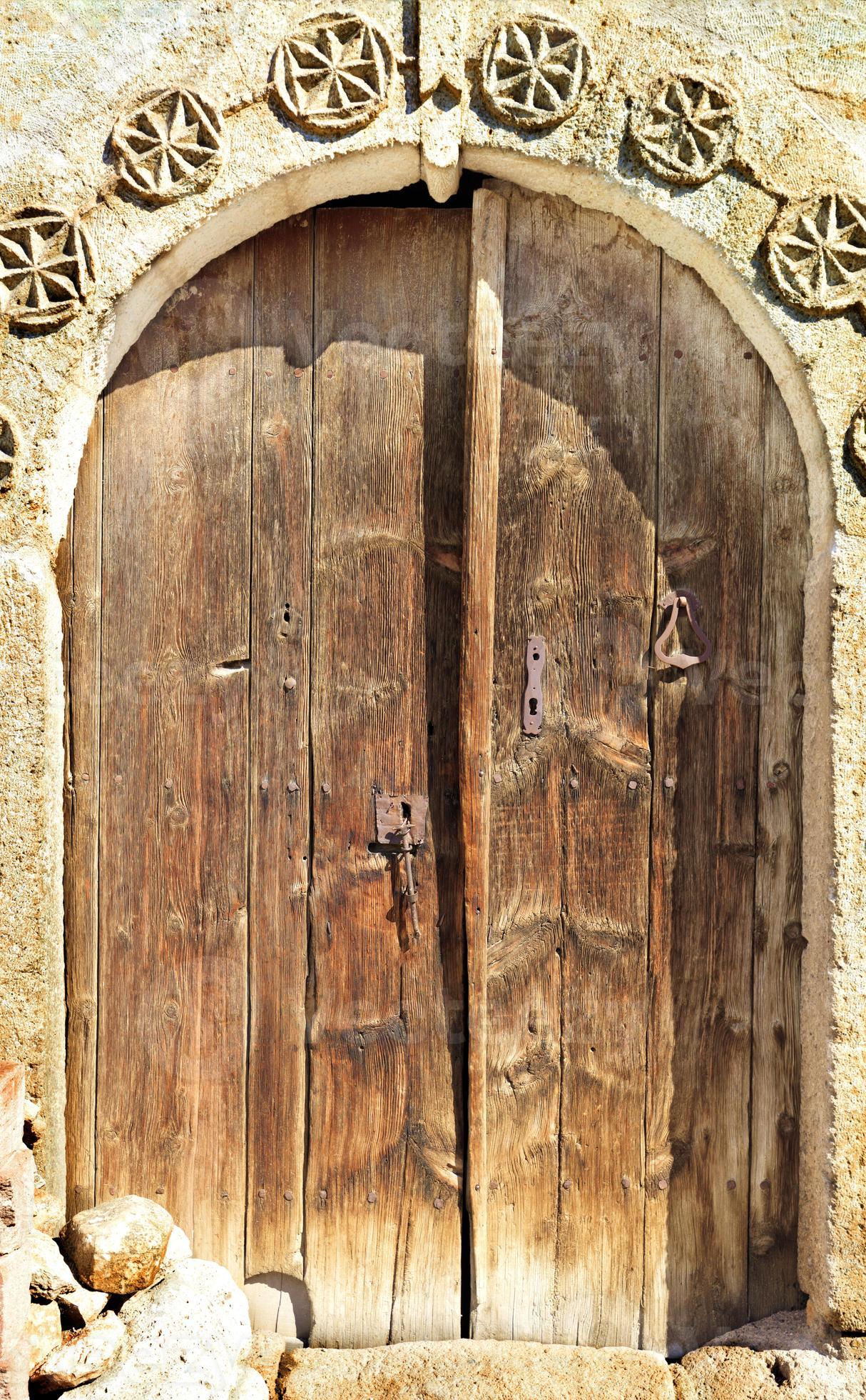 Arcadas De Piedra Con Las Puertas De Madera Foto de archivo - Imagen de  arco, arqueado: 34126014