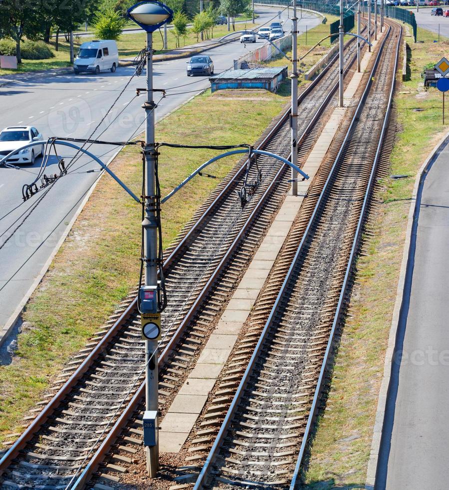 la línea de tranvía de alta velocidad pasa por el medio de la autopista de la ciudad. foto