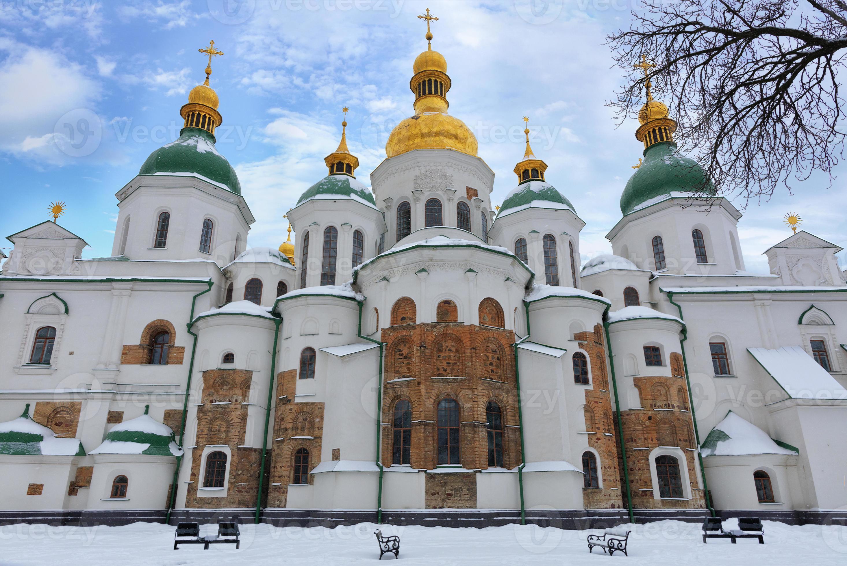 el famoso st. Catedral de Sofía en Kiev en el invierno contra el cielo nublado azul 4704791 Foto de stock en Vecteezy