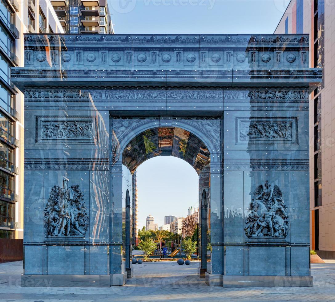 kyiv, ucrania, arco de triunfo estilizado como el famoso arco de triunfo en parís. foto