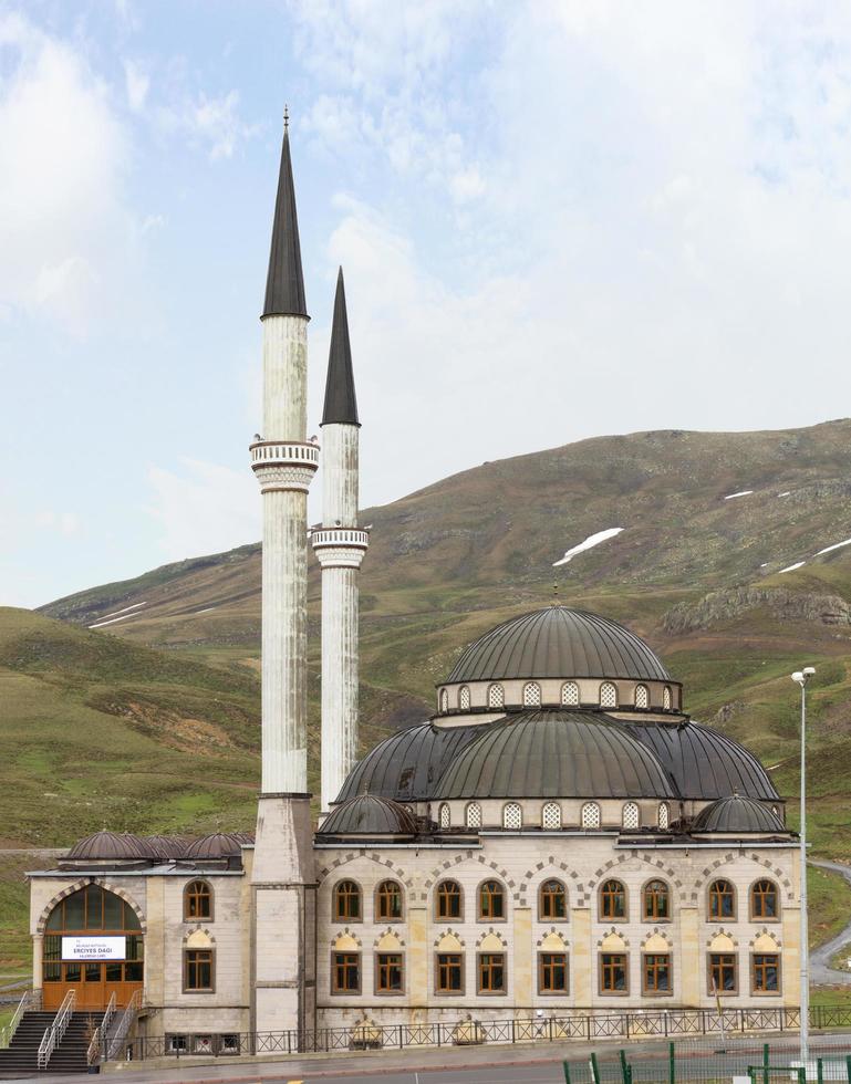 erciyes, turquía - 5 de mayo de 2018 mezquita erciyes cerca del monte erciyes foto