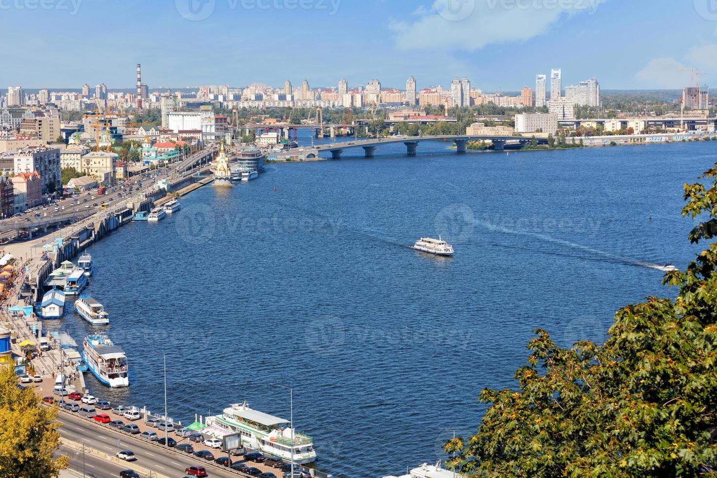un paisaje de verano en kyiv con vista al terraplén del dnipro en el antiguo distrito de podil, una estación fluvial, muelles, tranvías fluviales y embarcaciones de recreo.30.08.20, kyiv, ucrania. foto