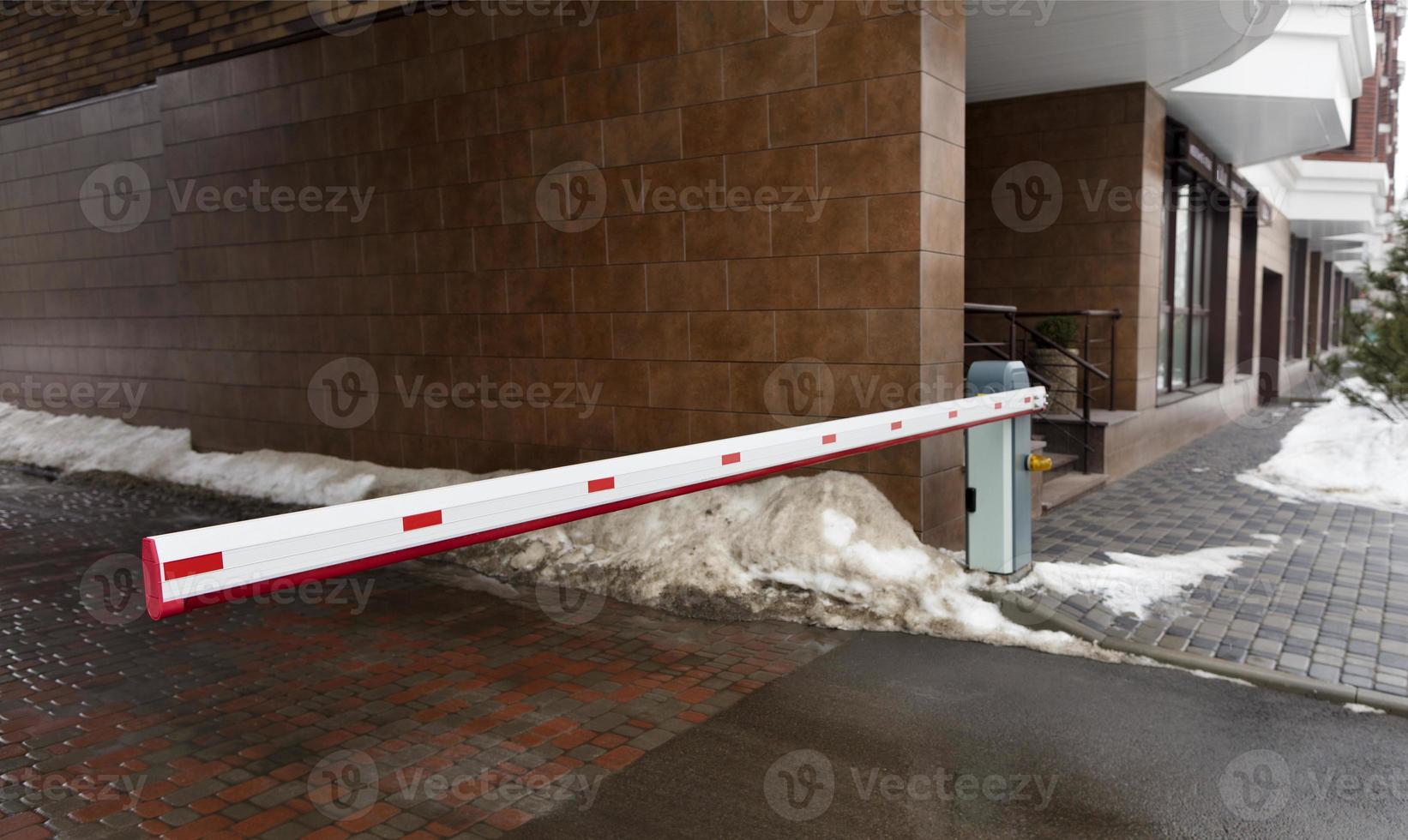 Puertas de barrera automáticas para ingresar al patio del edificio. foto