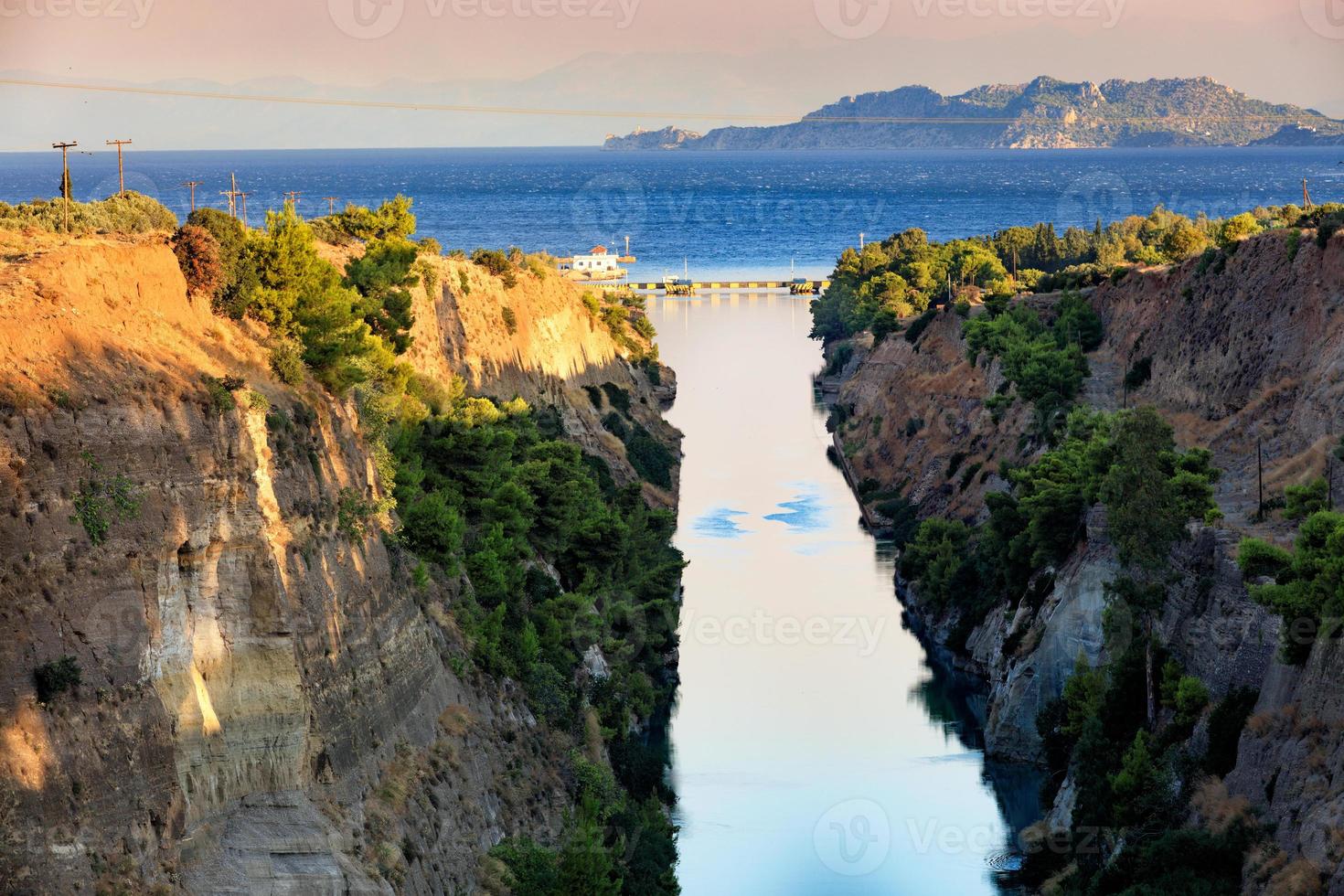 vista del canal de corinto en grecia, el canal europeo más corto de 6,3 km de largo, que conecta los mares egeo y jónico. foto