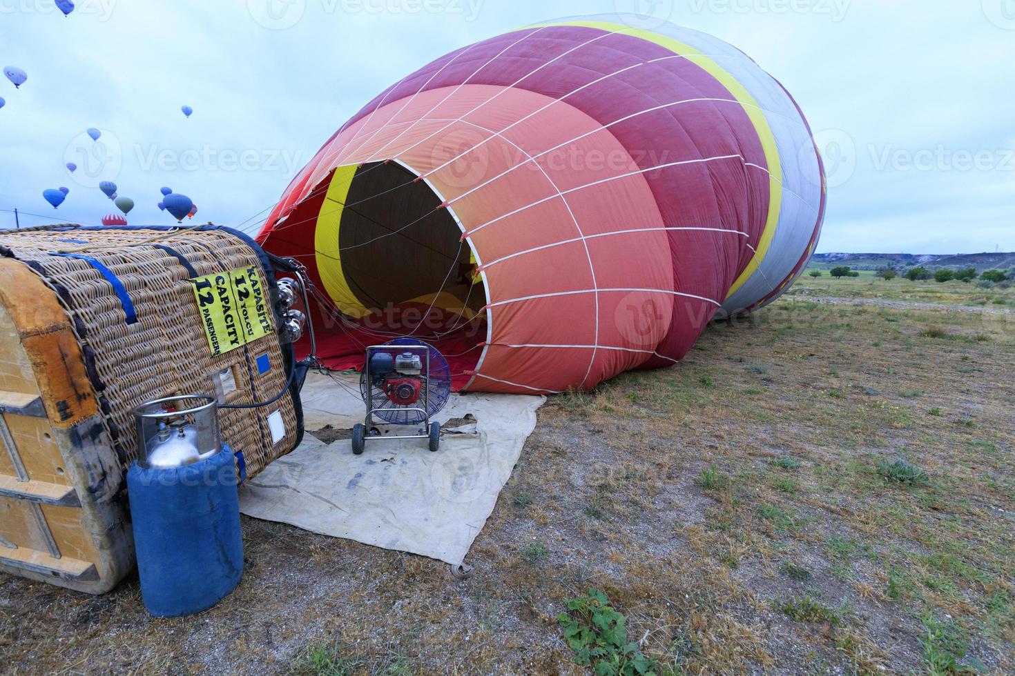 el proceso de inflar globos con un ventilador de gasolina y un quemador de gas. foto